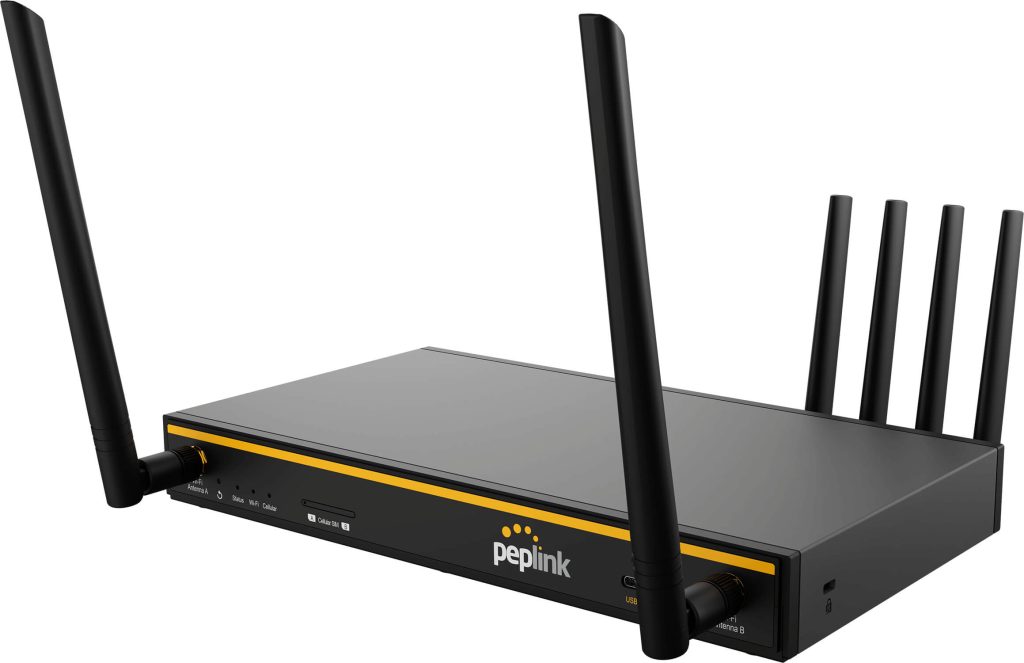 黒い筐体に複数のアンテナを備えたペプリンク社の5G対応物理ルーター「Peplink B one 5G」。SpeedFusion技術を利用する際の拠点側・現場側の双方で基点となるハードウェア。