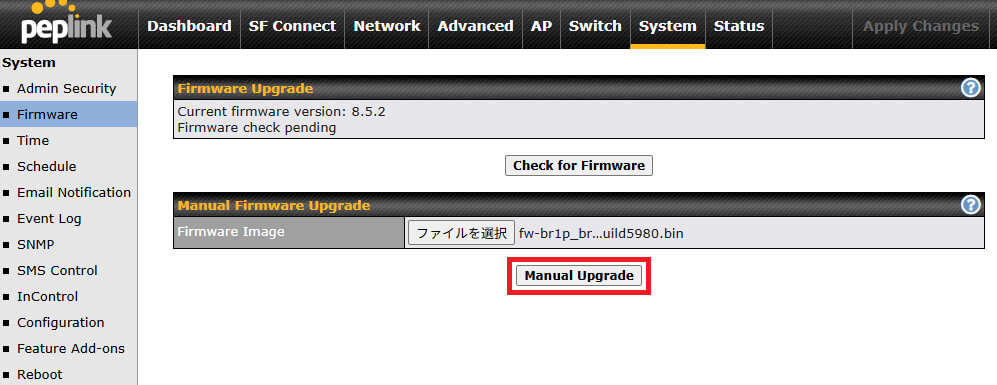 PeplinkルーターのWeb管理画面における手動ファームウェアアップグレード手順。System > Firmwareメニューで、任意のFWファイル(fw-br1p_...build5980.bin)を選択し、“Manual Upgrade”ボタンを押すことでアップデートを開始する操作画面。